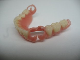 Силиконовые зубные протезы: плюсы и минусы