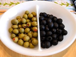 В чем разница: оливки и маслины и что полезнее