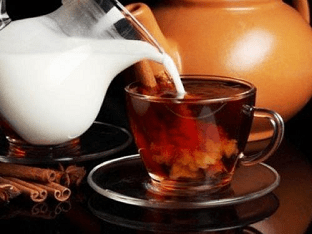 Чем полезен чай с молоком