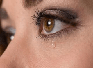 Почему слезятся глаза и как лечить слезоточивость эффективно