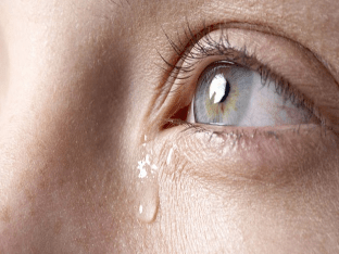 Слезятся глаза: почему и что делать? Лечение слезотечения