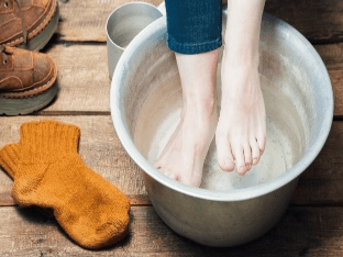 Как правильно и зачем парить ноги при простуде, отзывы