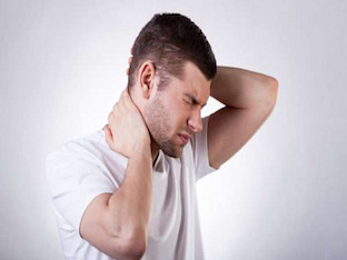 Болит шея при повороте головы: как лечить, что делать, причины