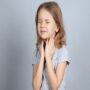 Как как определить почему у ребёнка болит горло, что делать?