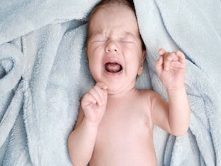 Как понять причины плача новорожденного ребенка