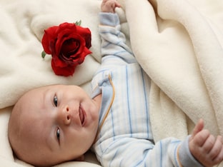 Насморк у ребенка 6 месяцев: чем лечить малыша