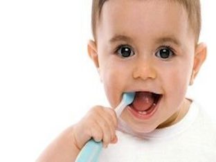 С какого возраста начинать чистить зубы малышу