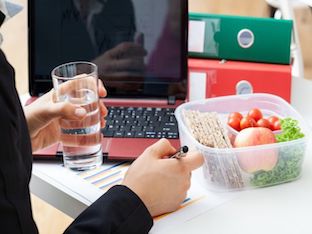 Как похудеть при сидячей работе, чем перекусывать в офисе
